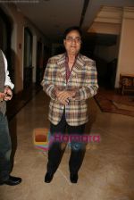 Jagjit Singh at a photo shoot for album cover in The Club on 19th Dec 2010 (6).JPG